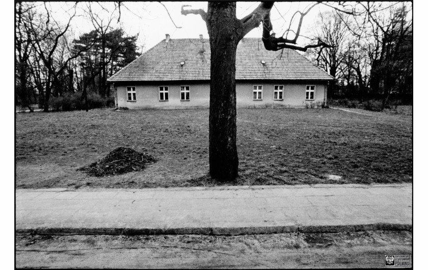fot. Stanisław Kulawiak, Dworek z cyklu Pejzaże prawie symetryczne, Grabów nad Prosną 1977