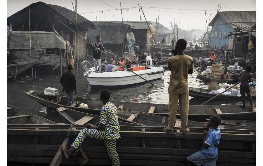 © Jesco Denzel, Lagos Waterfronts under Threat -
 nominacja w CONTEMPORARY ISSUES SINGLES / Łódź z Lagos Marina jest prowadzona kanałami Makoko przez starożytną wioskę rybacką, która wyrosła na ogromną, nieformalną osadę - nad brzegami Lagos Lagoon (Lagos, Nigeria).