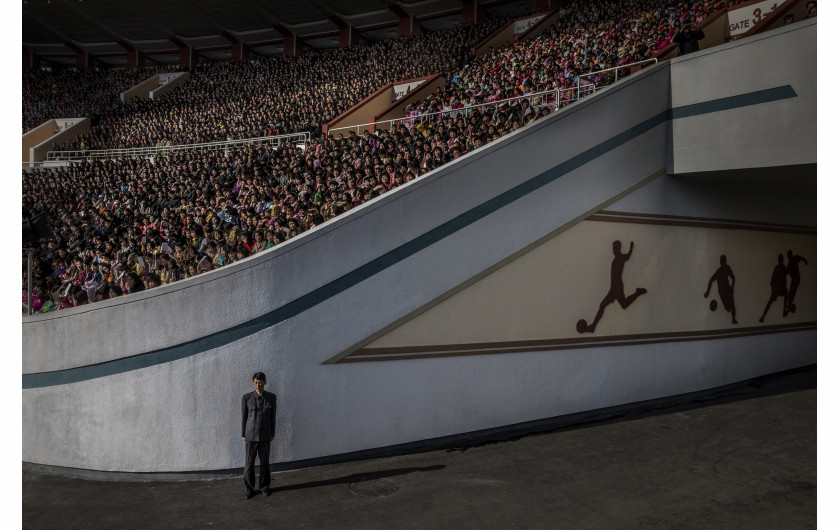 © Roger Turesson (Dagens Nyheter), North Korea - nominacja w CONTEMPORARY ISSUES SINGLES / Tłum czeka na rozpoczęcie maratonu w Pyongyang na stadionie Kim Il-sung, podczas gdy oficjalni strażnicy pilnują wyjścia w Phenianie, w Korei Północnej.