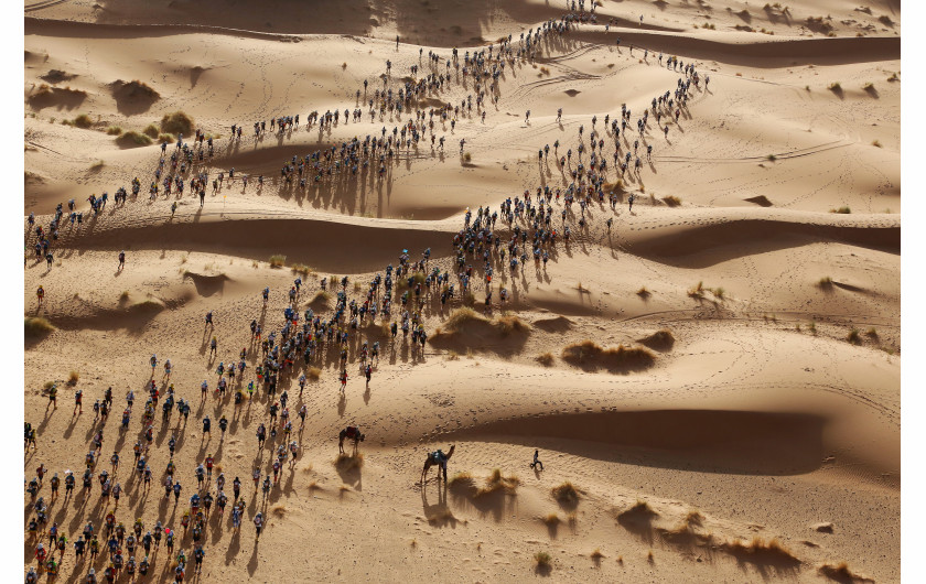 © Erik Sampers, Marathon des Sables - nominacja w SPORTS SINGLES / Biegacze podczas Maratonu de Sables (Maraton Piaskowy), który rozpoczął się 9 kwietnia (Sahara, Maroko).