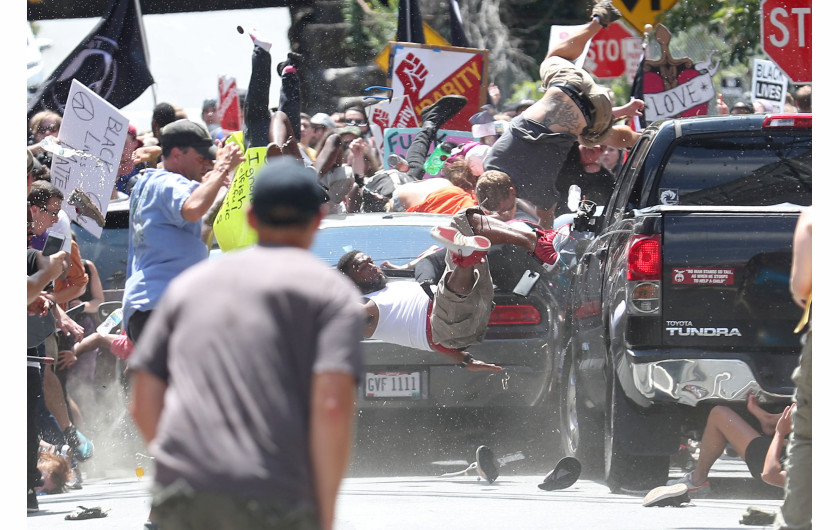 © Ryan M. Kelly (The Daily Progress), Car Attack  - nominacja w SPOT NEWS SINGLES / Ludzie wyrzuceni w powietrze, gdy samochód wpadł w grupę demonstrujących osób przeciwko wiecowi Unite the Right w Charlottesville w stanie Wirginia w USA.