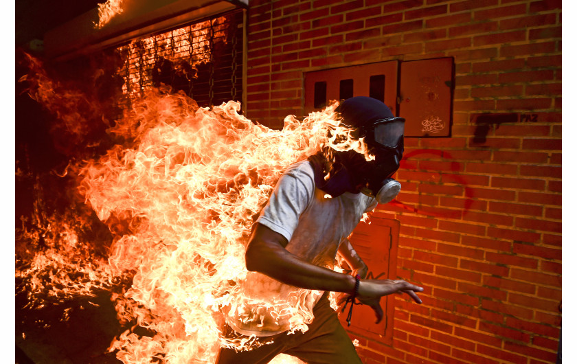 © Ronaldo Schemidt (Agence France-Presse), Venezuela Crisis“ - nominacja w SPOT NEWS SINGLES / José Víctor Salazar Balza (28 lat) stanął w ogniu w wyniku brutalnych starć z policją prewencyjną podczas protestu przeciwko prezydentowi Nicolasowi Maduro w Caracas w Wenezueli.