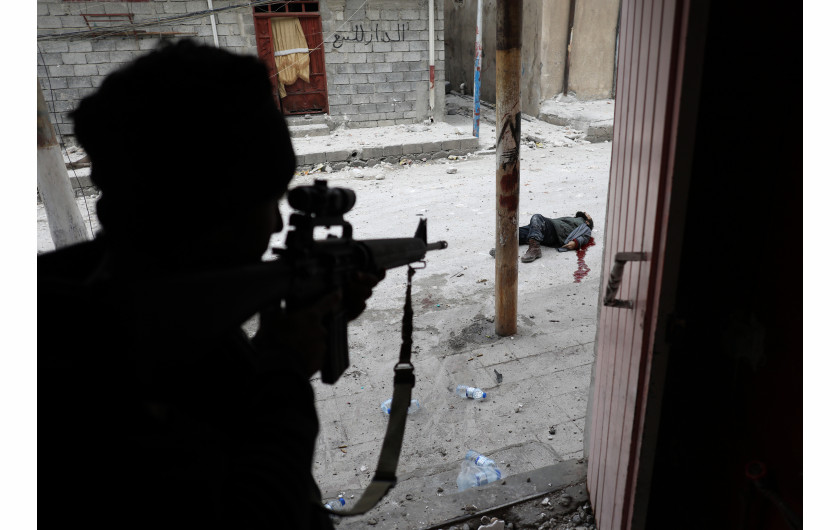 © Goran Tomasevic (Reuters), Mideast Crisis Iraq Mosul - nominacja w SPOT NEWS SINGLES / Żołnierz sił specjalnych Iraku kilka chwil po zabiciu podejrzanego zamachowca-samobójcy, podczas ofensywy w celu odzyskania Mosulu.