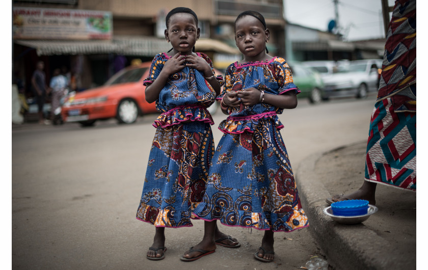 fot. Anush Babajanyan, z cyklu The Twins of Koumassi, 2. miejsce w kategorii Portret, SWPA 2018

W wielu krajach zachodniej Afryki wierzy się, że bliźniaki posiadają mistyczne moce. Będąc w potrzebie, ludzie często zwracają się do nich z darami w prośbie o błogosławieństwo. W Abidjan, bliźniaki gromadzą się w okolicy meczetu Koumassi Grande, gdzie wierzący mogą ich odwiedzić po swoich modlitwach.