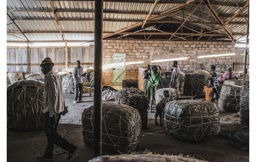 © Fausto Podavini, Omo Change - II miejsce w kategorii LONG-TERM PROJECTS / Region Doliny Omo w Etiopii to niezwykle delikatne środowisko naturalne, w którym mieszka około 200 000 ludzi wielu różnych grup etnicznych. Obszar ten szybko się zmienia w wyniku budowy zapory Gibe III, która ma poważne skutki środowiskowe i społeczno-gospodarcze w regionie. 