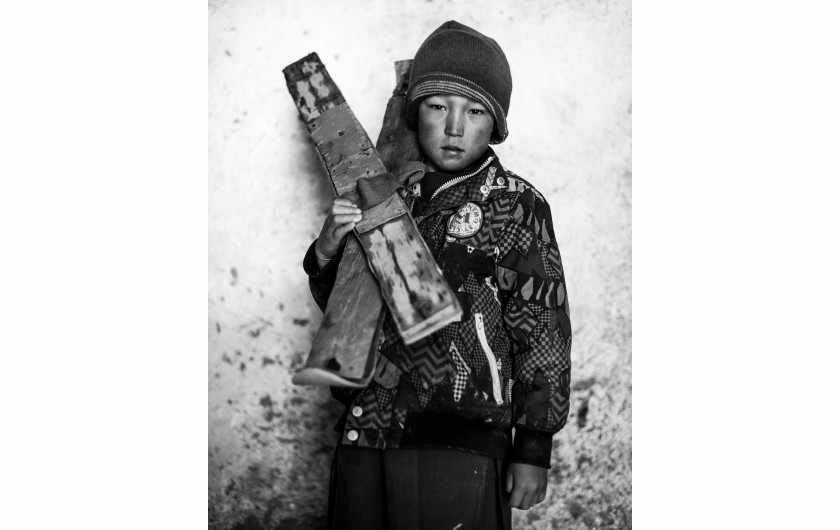 fot. Andrew Quilty, z cyklu High Water, 3. miejsce w kategorii Portret, SWPA 2018

Cykl dokumentuje afgańskich chłopców z wioski Aub Bala (High Water), których pasją jest narciarstwo. Na zdjęciach pozują z własnoręcznie zrobionymi drewnianymi nartami.