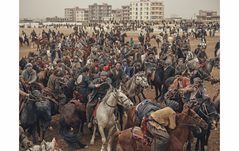 fot. Balazs Gardi, z cyklu Buzkashi, 1. miejsce w kategorii Sport, SWPA 2018

Buzkashi to starożytny afgański sport, w którym jeźdźcy na koniach walczą o zwłoki zwierzęcia, które próbują zaciągnąć do celu. 16 lat po amerykańskiej inwazji sport zdominowany jest przez rywalizujących ze sobą watażków, którzy zrobią wszystko, by utrzymać władzę w regionie.