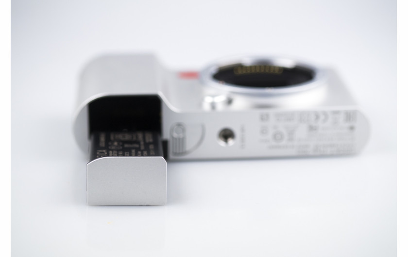 Leica T - slot baterii