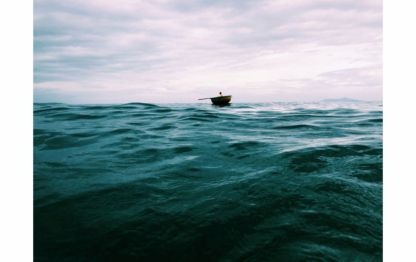 fot. Liu Bo, Lonely Boat, 1. miejsce w kategorii Travel / IPPA 2019