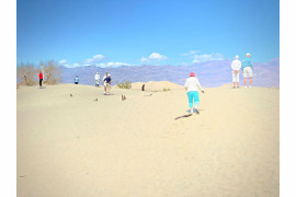 fot. James Cowlin, "Tourists at the Dune Death Valley", 2. miejsce w kategorii Travel / IPPA 2019