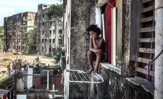 Przejmujący portret brazylijskich slumsów - Peter Bauza z wystawą “Copacabana Palace” w Łodzi