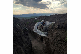 fot. Vaghinak Ghazaryan, Armenia, "Resting Soldier", nominacja w kategorii "Contemporary issues - zdjęcie pojedyncze" / World Press Photo 2021<br></br><br></br>Żołnierz leży w rowie, wsparty na plastikowej osłonie, w północno-wschodniej części Syunikin, Armenia, 31 października 2020.<br></br><br></br>Druga wojna o Górski Karabach rozpoczęła się 27 września, a konflikt trwał do 9 listopada. Był to największy konflikt między Armenią a Azerbejdżanem o sporne terytorium od lat 90 XX wieku. Pierwsza wojna zakończyła się niełatwym zawieszeniem broni, w wyniku którego zwycięscy Ormianie jednostronnie ogłosili niepodległość i wypędzili około 800 000 Azerów na wygnanie.<br></br><br></br>W ciągu ostatnich 30 lat niewiele zrobiono, aby rozwiązać kwestię Górskiego Karabachu, który nadal był uznawany na arenie międzynarodowej za należący do Azerbejdżanu, a między obiema stronami dochodziło do okresowych starć zbrojnych, które w 2020 r. przerodziły się w wojnę.<br></br><br></br>Dzięki Rosji w listopadzie Azerbejdżan odzyskał terytorium utracone w latach 90., ale stolica regionu Stepanakert pozostała pod kontrolą Armenii. Armia armeńska stopniowo wycofywała się z regionu Górskiego Karabachu, by zastąpić ją rosyjskimi siłami pokojowymi, które będą tam rozmieszczone do 2025 roku.