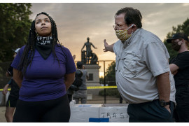 fot. Evelyn Hockstein, USA, "Lincoln Emancipation Memorial" Debate, 1 miejsce w kategorii Spot News - zdjęcie pojedyncze / World Press Photo 2021<br></br><br></br>Pomnik Emancypacji przedstawia Lincolna trzymającego w jednej ręce Proklamację Emancypacji, a drugą nad głową Czarnego mężczyzny w przepasce na biodrach, klęczącego u jego stóp. Krytycy twierdzą, że posąg jest poniżający w przedstawieniu czarnoskórych Amerykanów i nie oddaje sprawiedliwości roli, jaką odegrali oni w ich własnym wyzwoleniu.<br></br><br></br>Zdaniem innych jest to pozytywny obraz wyzwolenia ludzi z kajdan niewoli, a usunięcie takich pomników może oznaczać wymazanie historii. Dążenie do usunięcia posągu nastąpiło pośród fali wezwań do zdjęcia pomników generałów konfederatów w całym kraju, co w dużej mierze zostało przyjęte z zadowoleniem przez działaczy ruchu Black Lives Matter (BLM), którzy postrzegają Konfederację i inne tego typu pomniki jako przypomnienie opresyjnej historii.<br></br><br></br>Urzędnicy wznieśli bariery wokół Pomnika Wyzwolenia przed demonstracjami. Mieszkańcy umieścili na płocie notatki wyrażające swoje poglądy, a 25 czerwca pod pomnikiem zebrało się około 100 osób, spierając się o to, kto ma razję. W lutym 2021 kongresmen Eleanor Holmes Norton ponownie przedstawiła w Kongresie USA ustawę nakazującą usunięcie pomnika i przewiezienie go do muzeum.
