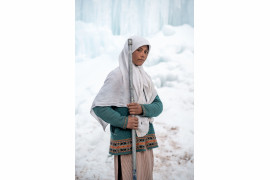 fot. Ciril Jazbec, Słowenia, z cyklu: "One Way to Fight Climate Change: Make Your Own Glaciers" dla National Geographic, 2 miejsce w kategorii "Środowisko - seria zdjęć" / World Press Photo 2021<br></br><br></br>

Gdy himalajskie śniegi maleją, a lodowce ustępują, społeczności w regionie Ladakh w północnych Indiach budują ogromne lodowe stożki, które zapewniają wodę w lecie. Ladakh to zimna pustynia, z temperaturami zimą sięgającymi -30°C i średnimi opadami deszczu wynoszącymi około 100 milimetrów. Większość wiosek boryka się z dotkliwym brakiem wody, szczególnie w kluczowym okresie sadzenia roślin w kwietniu i maju. W 2013 roku Sonam Wangchuk, inżynier i innowator z Ladakhi, wymyślił metodę tworzenia sztucznych lodowców w formie stożkowatych zwałów lodu, przypominających buddyjskie stupy religijne. Lodowe stupy magazynują zimową wodę roztopową i powoli uwalniają ją wiosną, w okresie wegetacyjnym, kiedy jest ona najbardziej potrzebna do upraw. Stupy powstają w zimie, kiedy woda jest odprowadzana podziemnymi rurami z wyżej położonych terenów. Końcowy odcinek wznosi się pionowo, a różnica wysokości powoduje, że w temperaturach poniżej zera woda tryska na zewnątrz, zamarzając i tworząc stupę. Stupy zostały zbudowane w 26 wioskach w 2020 roku, a obecnie trwa budowa rurociągu, który ma stworzyć 50 kolejnych. Wangchuk, mówi, że stupy stanowią ostatnią szansę himalajskich społeczności górskich na walkę z kryzysem klimatycznym, ale nie powinny być traktowane jako rozwiązanie tego problemu: pozostaje to w gestii rządów krajowych, a także ludzi prowadzących przyjazny dla środowiska styl życia w celu zmniejszenia emisji.
