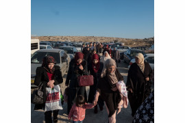 fot. 
Antonio Faccilongo, Włochy, Getty Reportage, z cyklu: "Habibi", 1 miejsce w kategorii "Projekt długoterminowy" / World Press Photo 2021<br></br><br></br>Według raportu organizacji praw człowieka B’Tselem z lutego 2021 r. w izraelskich więzieniach jest przetrzymywanych prawie 4200 palestyńskich więźniów. Niektórym grozi wyrok 20 lat pozbawienia wolności lub więcej. Aby odwiedzić palestyńskiego więźnia przebywającego w izraelskim więzieniu, odwiedzający muszą pokonać szereg różnych ograniczeń, wynikających z przepisów granicznych, przepisów więziennych oraz tych ustanowionych przez Izraelską Agencję Bezpieczeństwa (ISA).<br></br><br></br>Odwiedzający zwykle mogą widzieć więźniów tylko przez przezroczystą przegrodę i rozmawiać z nimi przez słuchawkę telefoniczną. Odmawia się wizyt małżeńskich, a kontakt fizyczny jest zabroniony, z wyjątkiem dzieci poniżej dziesiątego roku życia, którym na zakończenie każdej wizyty przysługuje dziesięć minut na objęcie ojców.<br></br><br></br>Od początku XXI wieku wieloletni palestyńscy więźniowie, którzy mają nadzieję na wychowanie rodzin, przemycają z więzienia włąsne nasienie, ukryte w prezentach dla swoich dzieci. Nasienie jest ukrywane na różne sposoby, na przykład w tubach po długopisach, plastikowych opakowaniach cukierków i wewnątrz tabliczek czekolady. W lutym 2021 roku Middle East Monitor poinformował, że 96. Palestyńskich dzieci urodziło się właśnie z nasienia przemyconego z izraelskiego więzienia.<br></br><br></br>Habibi, co po arabsku oznacza „moja miłość”, przedstawia historie miłosne osadzone na tle jednego z najdłuższych i najbardziej skomplikowanych konfliktów we współczesnej historii. Fotograf ma na celu ukazanie wpływu konfliktu na rodziny palestyńskie oraz trudności, z jakimi borykają się w walce o prawo do reprodukcyjnych i godności.