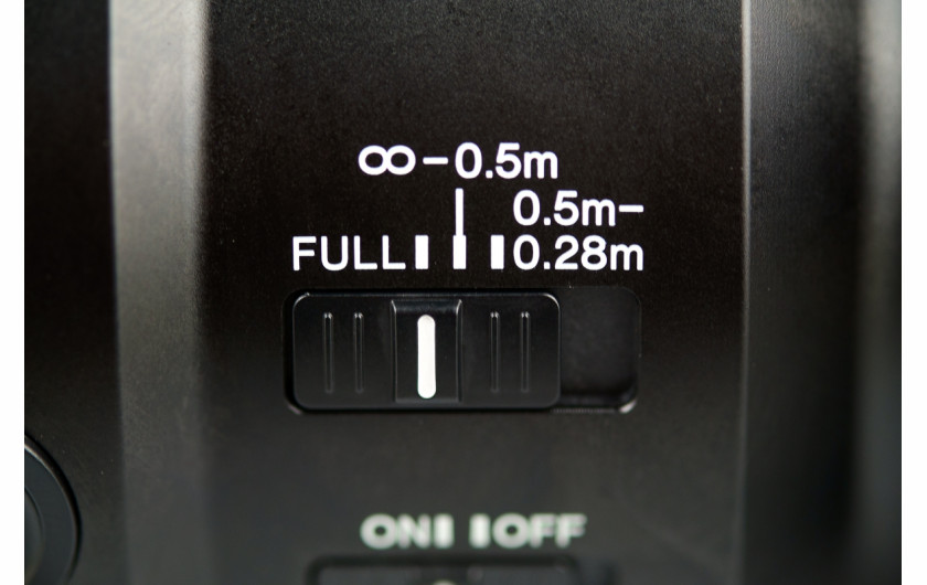 Sony FE 90 mm F2,8 MACRO G OSS - przełączniki