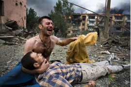 WOJCIECH GRZĘDZIŃSKI, NAPO IMAGES/DZIENNIK. Mężczyzna rozpacza nad zwłokami swojego brata zabitego podczas nalotu rosyjskiego lotnictwa na trzy cywilne budynki w mieście Gori. Gori (Gruzja), 9 sierpnia 2008 r.