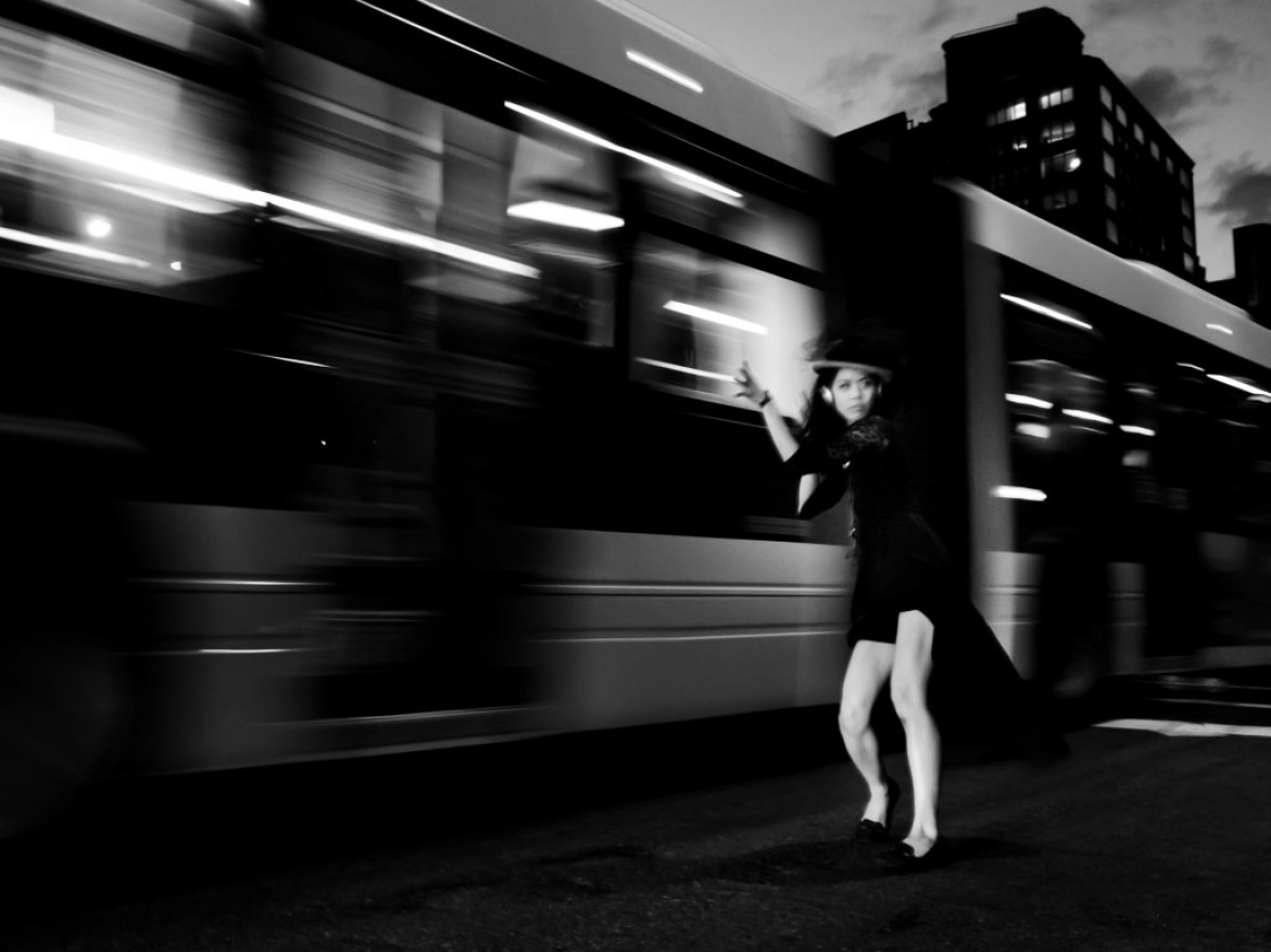 MIKOŁAJ NOWACKI, FREELANCER. Dziewczyna tańczy na ulicy Manhattanu. Tańczyła przed przejeżdżającymi samochodami do muzyki, którą słyszała z słuchawek tylko ona. Nowy Jork (USA), 9 czerwca 2013 r.