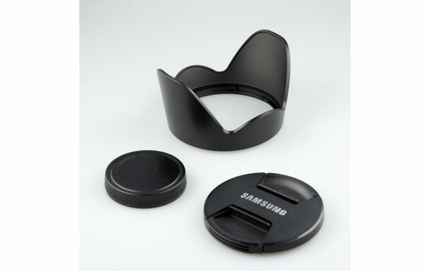 Samsung 16-50 mm f/2-2,8 S ED OIS, osłona przeciwsłoneczna oraz dekielki