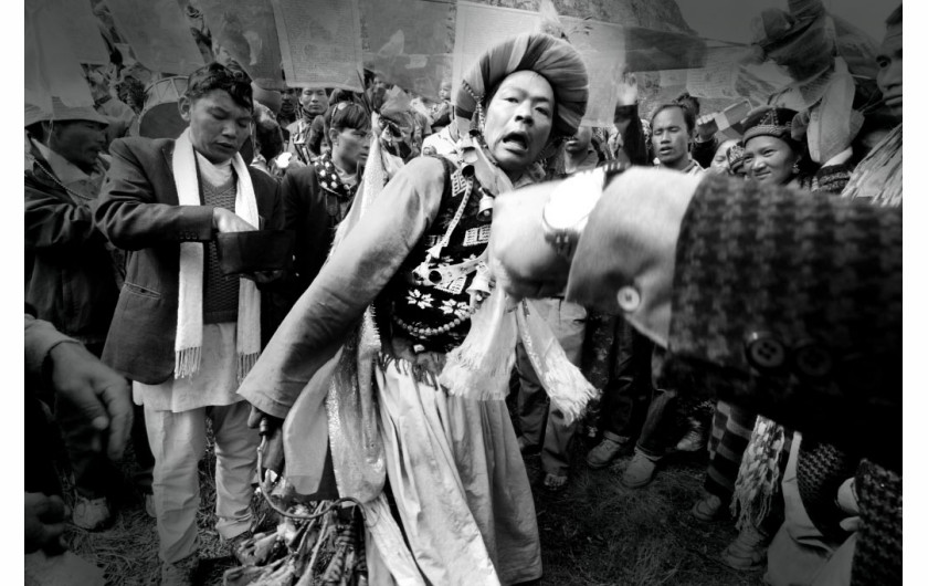 MARTA KOTLARSKA, FREELANCER. Szamańskie obrzędy oczyszczenia i egzorcyzmy są stałym elementem życia mieszkańców nepalskich Himalajów. Nepal, sierpień-październik 2013