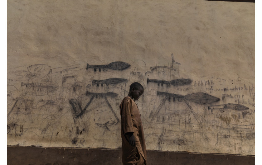 fot. Marco Gualazzini, Contrasto, z cyklu, The Lake Chad Crisis, Nominacja do nagrody World Press Photo Story of the Year

Kryzys humanitarny w Kotlinie Czasu to kombinacja konfliktu politycznego i czynników środowiskowych. Jezioro Czad, niegdyś jedno z największych w Afryce i źródło życia dla 40 mln osób, z powodu źle zaplanowanych systemów nawadniania, suszy i wylesiania terenu w ciągu 60 lat zmniejszyło swój rozmiar o 90 procent. Rybacy pozostali bez pracy, a brak wody wywołuje konflikty między farmerami, a hodowcami trzody. Korzysta na tym dżihadystyczne ugrupowanie Boko Haram, które rekrutuje nowych członków w lokalnych wioskach. Narastający konflikt doprowadził do wysiedlenia 2,5 mln osób i braku bezpieczeństwa żywnościowego.