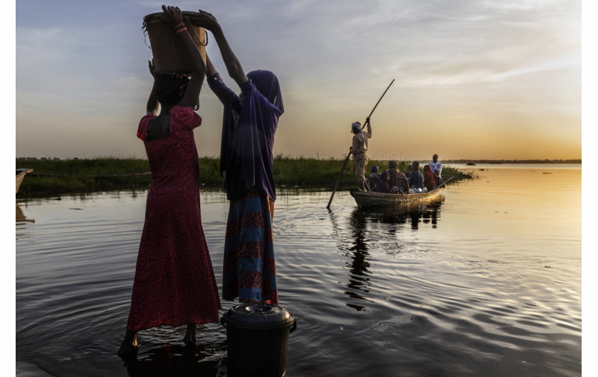 fot. Marco Gualazzini, Contrasto, z cyklu, The Lake Chad Crisis, Nominacja do nagrody World Press Photo Story of the Year

Kryzys humanitarny w Kotlinie Czasu to kombinacja konfliktu politycznego i czynników środowiskowych. Jezioro Czad, niegdyś jedno z największych w Afryce i źródło życia dla 40 mln osób, z powodu źle zaplanowanych systemów nawadniania, suszy i wylesiania terenu w ciągu 60 lat zmniejszyło swój rozmiar o 90 procent. Rybacy pozostali bez pracy, a brak wody wywołuje konflikty między farmerami, a hodowcami trzody. Korzysta na tym dżihadystyczne ugrupowanie Boko Haram, które rekrutuje nowych członków w lokalnych wioskach. Narastający konflikt doprowadził do wysiedlenia 2,5 mln osób i braku bezpieczeństwa żywnościowego.