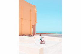 fot. Krzysztof Bednarski, z cyklu "Reflective Moments", finalistka kategorii Projects & Portfolios | Urban Photo Awards 2020