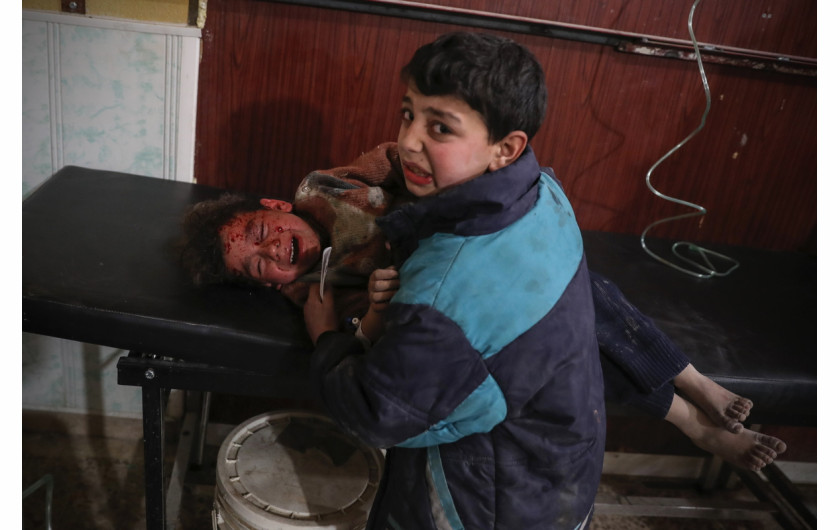 fot. Mohammed Badra, European Pressphoto Agency, Syria, No Exit, 2. miejsce w kategorii Spot News.

Mieszkańcy wschodniej Ghouty, podmiejskiej dzielnicy Damaszku i jednego z ostatnich bastionów syryjskich rebeliantów od 5 lat są pod oblężeniem sił rządowych. Podczas ostatniej ofensywy Ghouta stała się celem bombardowań i przynajmniej jednego ataku z użyciem gazu. Szacuje się, że między 18 lutego, a 3 marca 2018 roku zginęło 1005 osób, a 4829 zostało rannych. Zniszczono też 13 szpitali i klinik