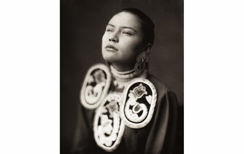 fot. Shane Balkowitsch, na zdjęciu Aiyana Rayne Burnstick. Z projektu Northern Plains Native Americans: A Modern Wet Plate Perspective