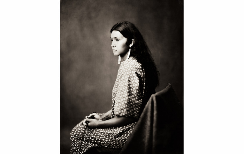 fot. Shane Balkowitsch, na zdjęciu Jaelyn Rita Two Hearts. Z projektu Northern Plains Native Americans: A Modern Wet Plate Perspective