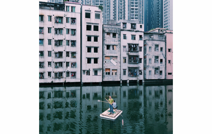 fot. Yuyang Liu / Decade of Change
Guangzhou, Chiny, 2015. Dwóch mężczyzn łowi ryby w stawie Xian Village, który znajduje się w centrum miasta Guangzhou. Przez ponad 7 lat istniał konflikt między lokalnymi mieszkańcami a deweloperami z powodu nierównych wynagrodzeń i korupcji przywódców wiosek Xian. Wioska Xian jest uosobieniem urbanizacji Chin.