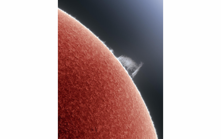 fot. Alan Friedman, Curtain of Hydrogen, 3. miejsce w kat. Our SunTa piękna, duża protuberancja ozdabiała Słońce przez kilka dni i została zarejestrowana w dobrych warunkach obserwacyjnych
